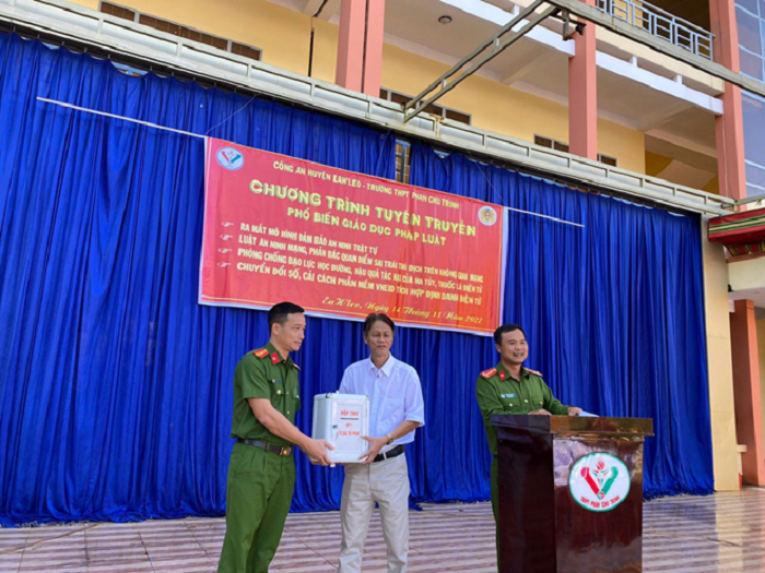 CONG AN tuyen truyen phap luat tai truong THPT PHAN CHU TRINH 2